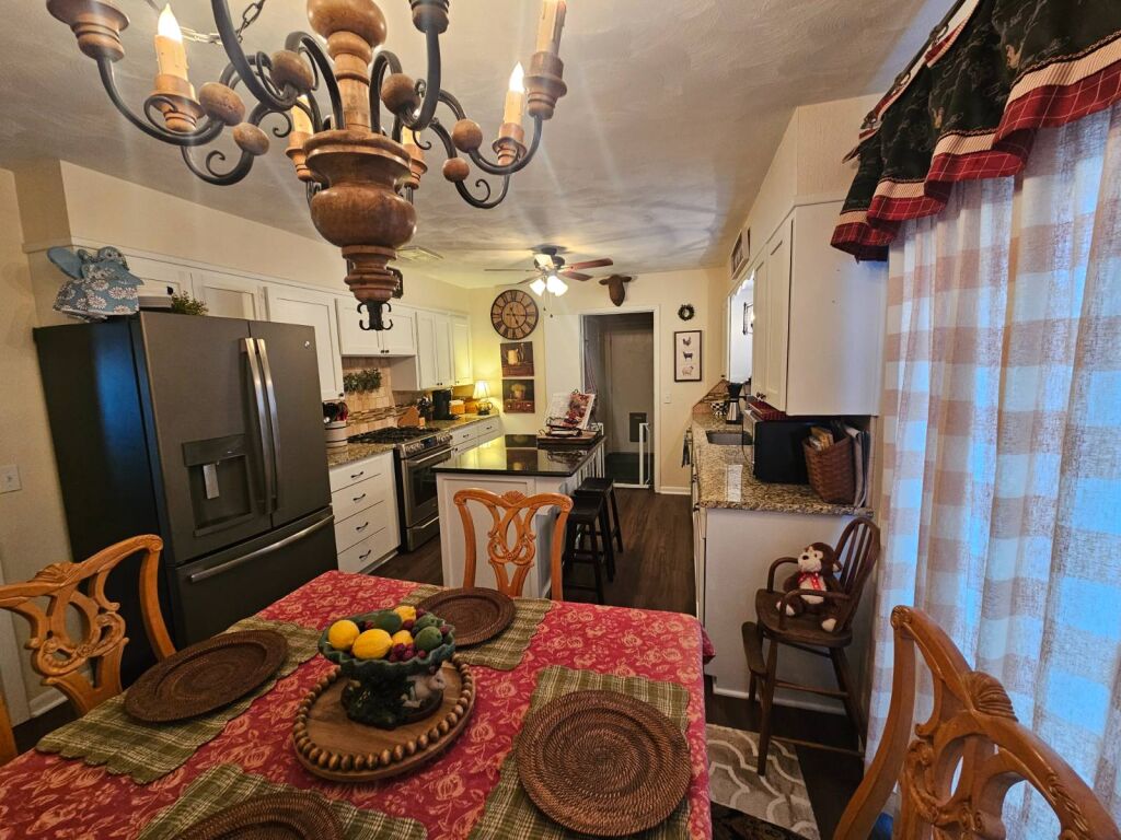 824 Marvin St. in Kiowa, Kansas — Dining area