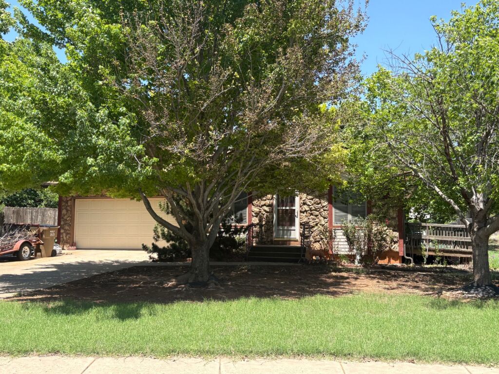 120 Kelly St. in Medicine Lodge, Kansas — Exterior