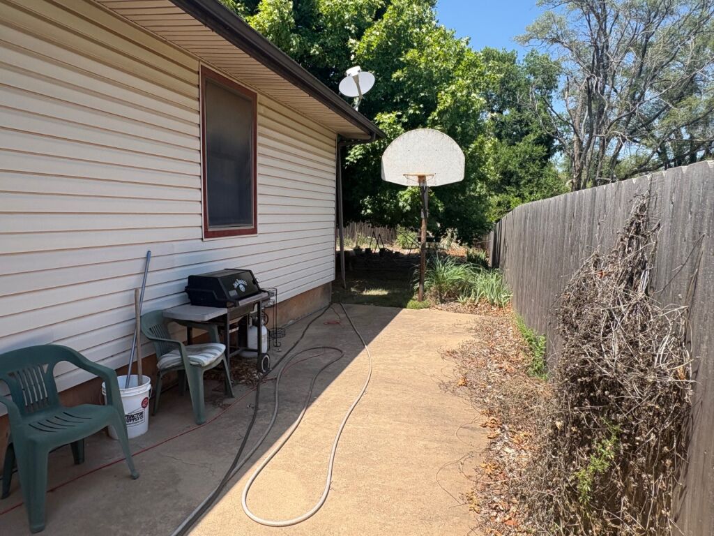 120 Kelly St. in Medicine Lodge, Kansas — Exterior