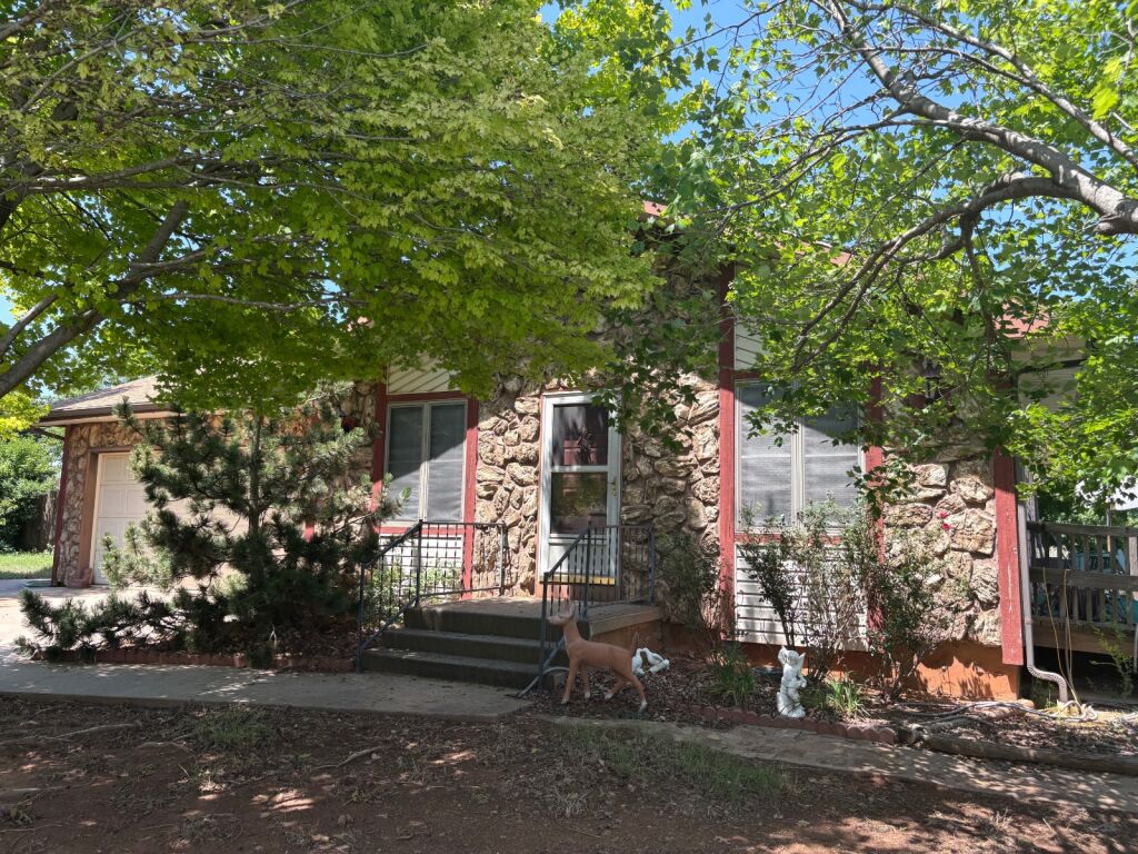 120 Kelly St. in Medicine Lodge, Kansas — Exterior