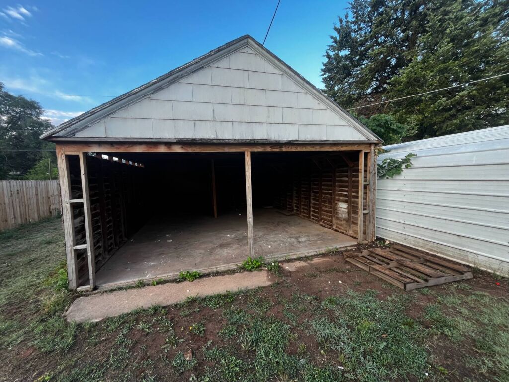 311 W. Kansas Ave. in Medicine Lodge, Kansas — Detached garage