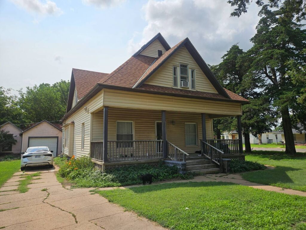 403 S. 8th St. in Kiowa, Kansas — Exterior