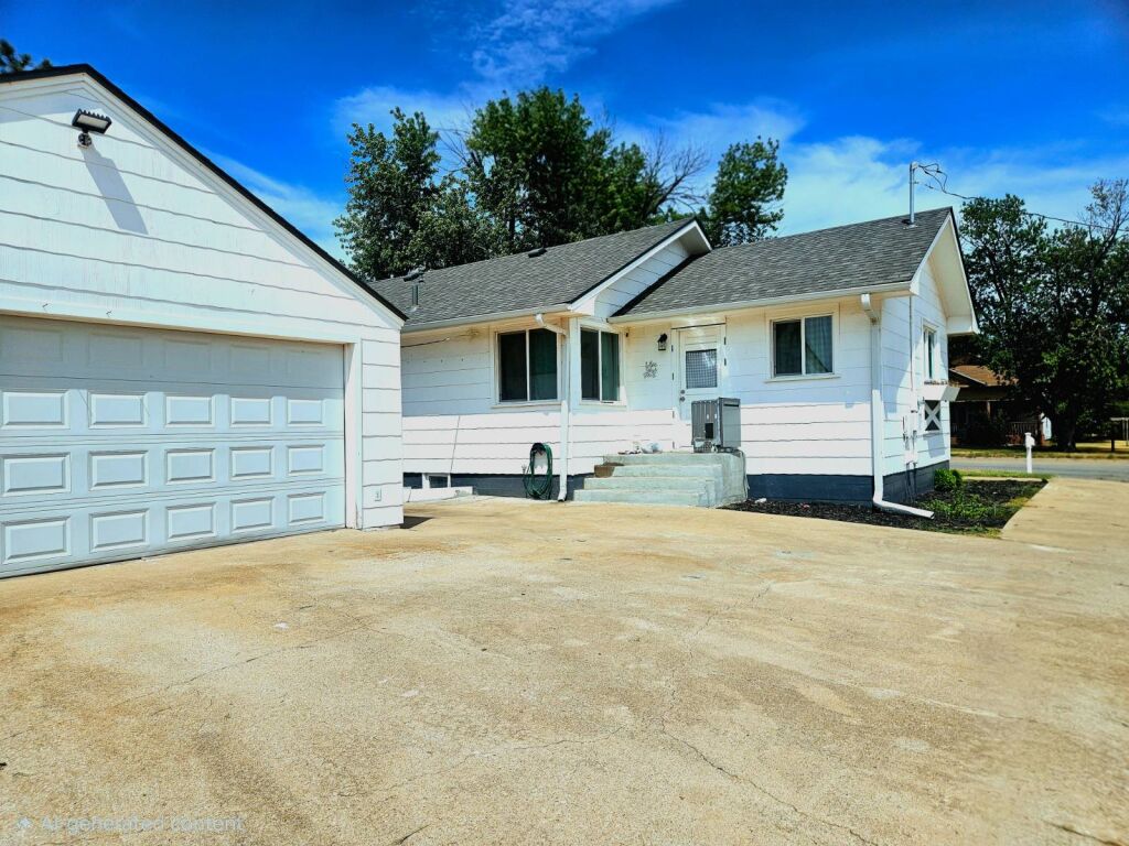 415 S. 4th St. in Kiowa, Kansas — Exterior