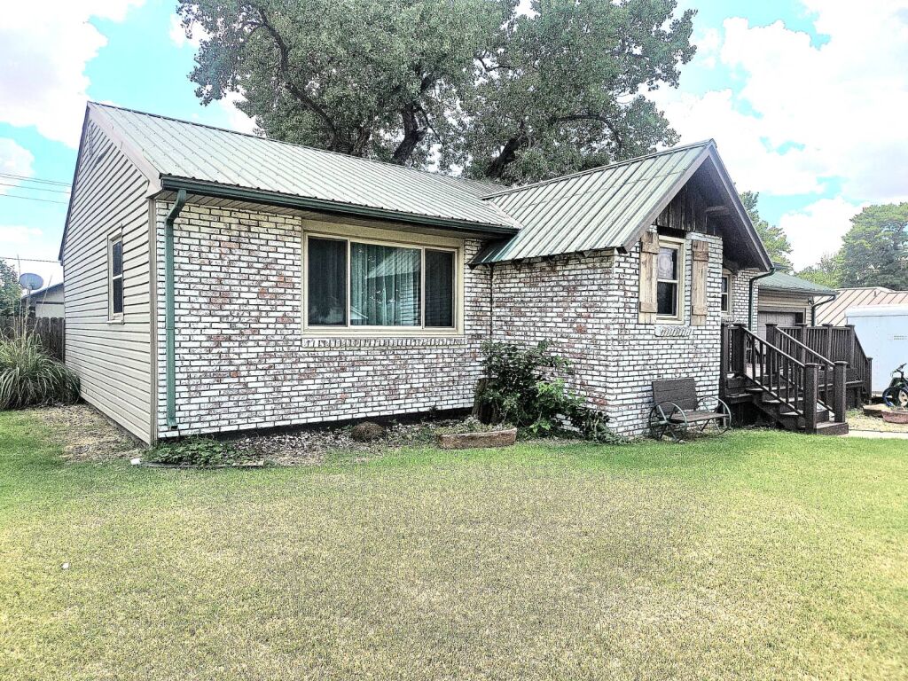 425 Campbell St. in Kiowa, Kansas — Exterior