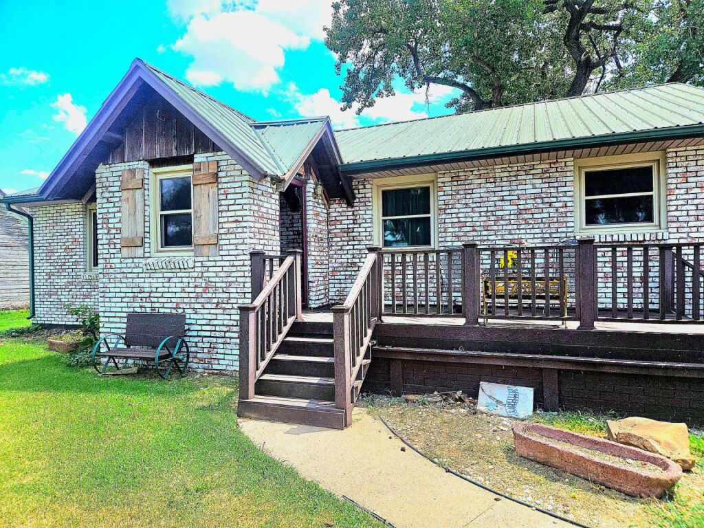 425 Campbell St. in Kiowa, Kansas — Exterior