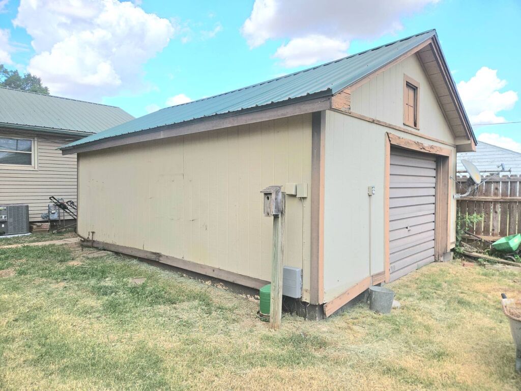 425 Campbell St. in Kiowa, Kansas — Exterior