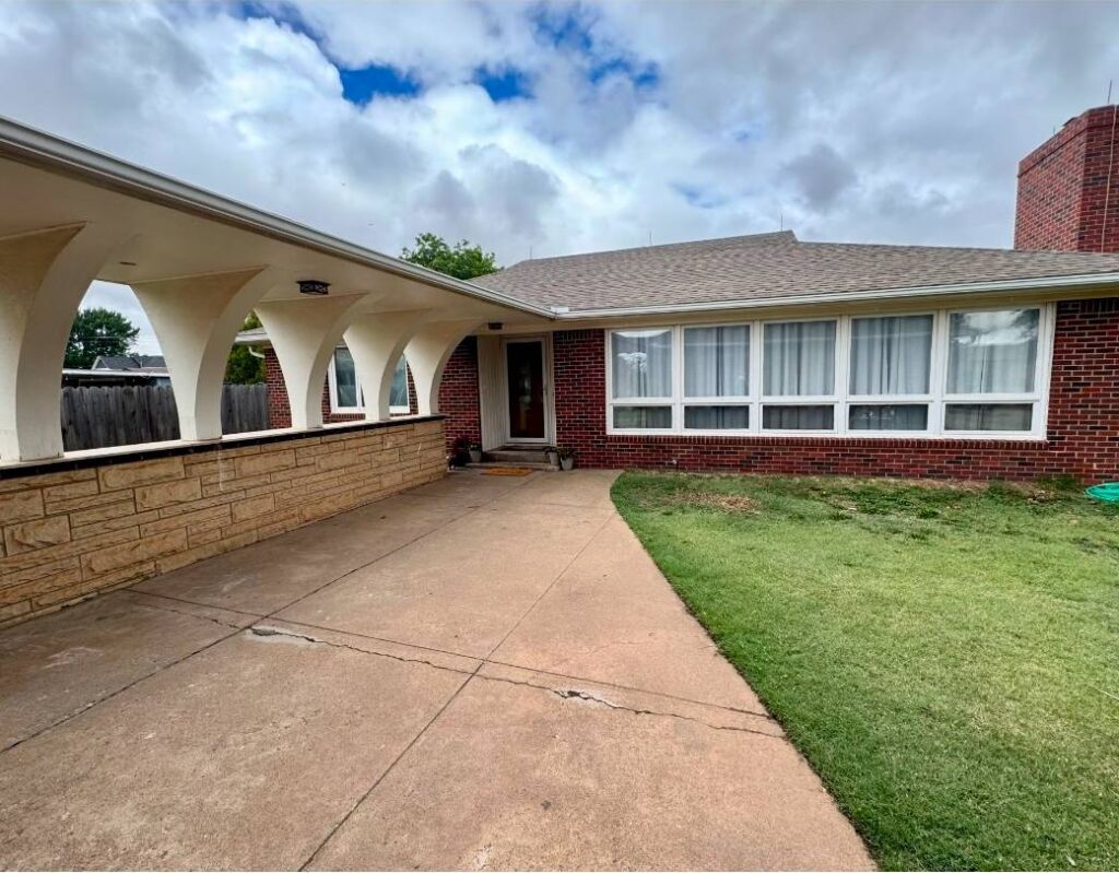 610 Holmes St. in Kiowa, Kansas — Exterior