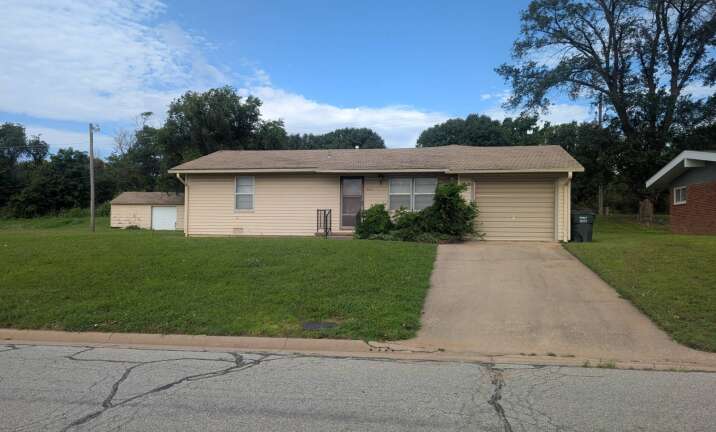 807 N. Cedar in Medicine Lodge